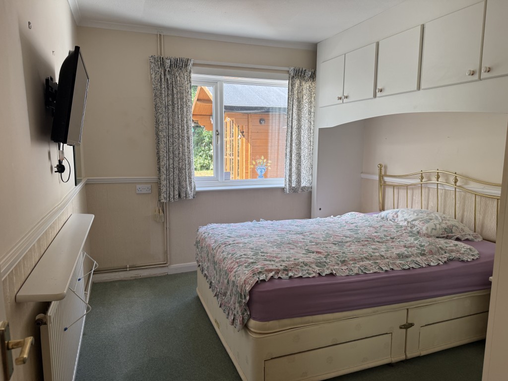 Lot: 122 - DETACHED BUNGALOW WITH ROOF CONVERSION AND POTENTIAL - Ground floor double bedroom with window to garden